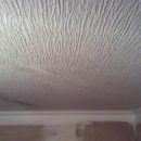 Как окрасить или оклеить обоями потолок без стремянки