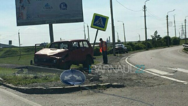 «Нива» протаранила дорожный знак в Барнауле