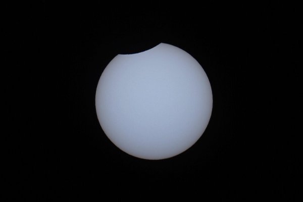 Появились первые фотографии солнечного затмения суперлуной
