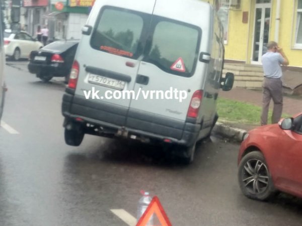 В Воронеже микроавтобус провалился в дорожную яму