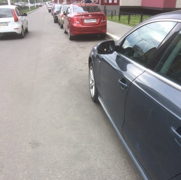 «Возврат в 90-е»: В Воронеже снимают с машин зеркала и колёса