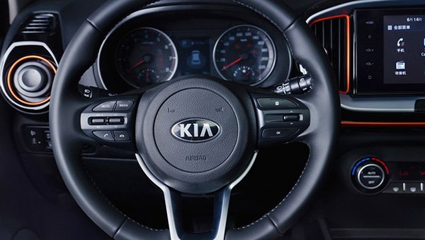 KIA рассекретила интерьер нового компактного кроссовера KIA KX1