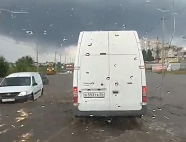 Уходящие под воду автомобили сняли на видео в Воронеже
