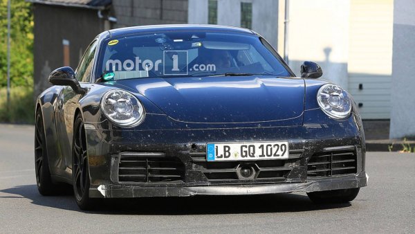 Новый спорткар Porsche 911 GTS засветился на свежих шпионских фото