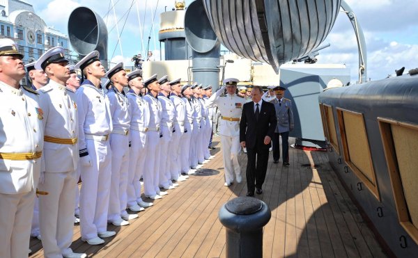 Военные опровергли столкновение катера с мостом на Главном военно-морском параде