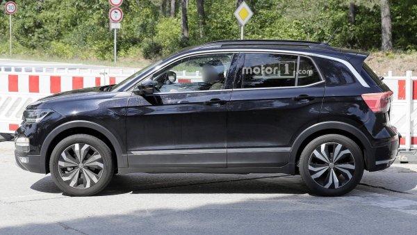Новый кроссовер Volkswagen T-Cross засняли без камуфляжа