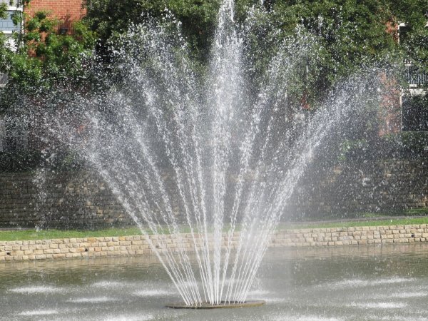 Отключение фонтана в центре Саранска вызвано обрушением плитки, а не Днем ВДВ