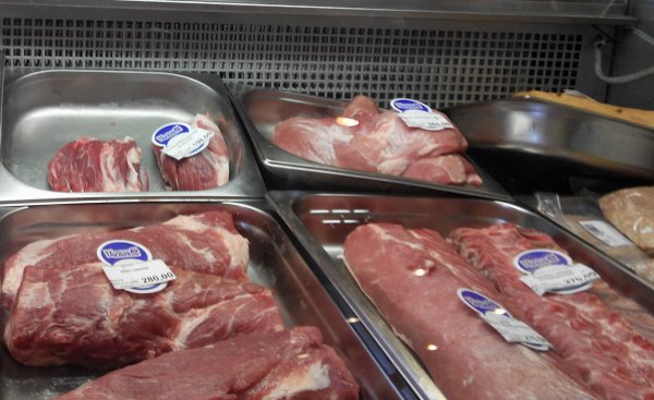 Киевляне жалуются на просроченное мясо под «свежими» этикетками