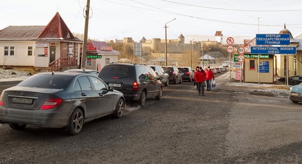 Водители стоят в очереди на границе с Эстонией по 12 часов