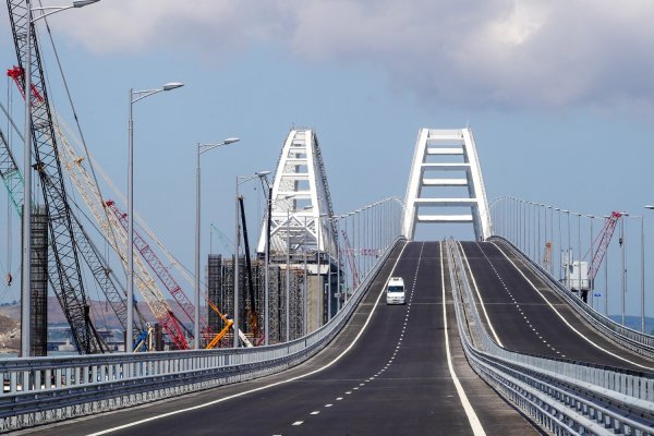 «Есть скотч и суперклей»: Украина надеется на разрушение Крымского моста этой зимой