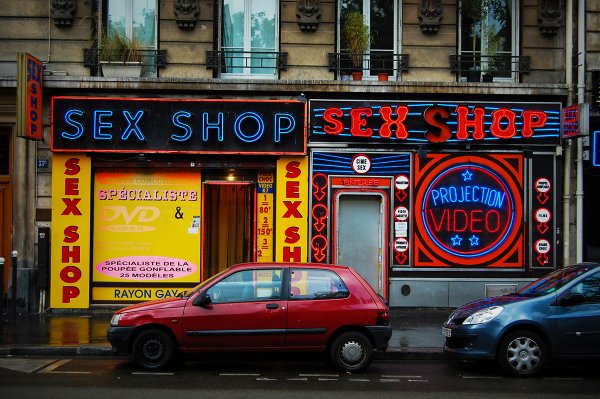 Владелец секс-шопа пойдёт под суд из-за разрешения клиентам заниматься сексом в магазине
