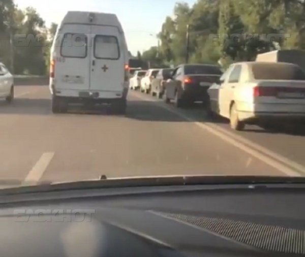 В Воронеже нарушитель снял на видео, как объзжает пробку