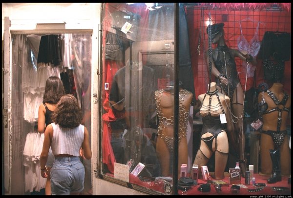 Секс-шоп в США установил кабинки для анонимного секса