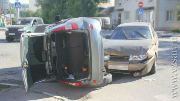Утром в центре Саратова автомобиль «прилёг» на бок после ДТП