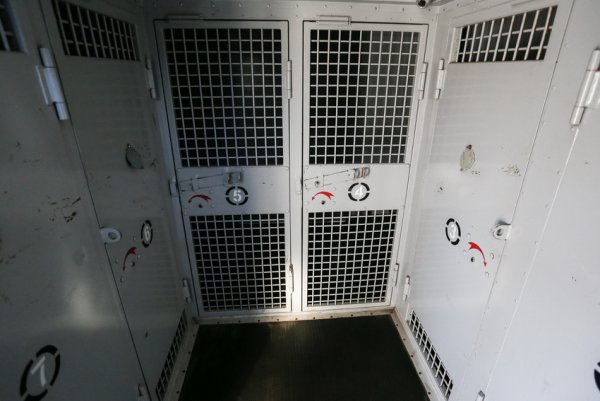 В Забайкалье заключенных перевозят в автомобилях с кроватями