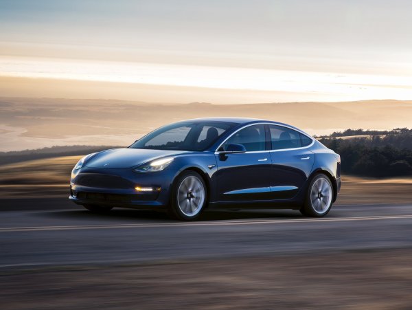 С конвейера сошло более 70 000 электрокаров Tesla Model 3