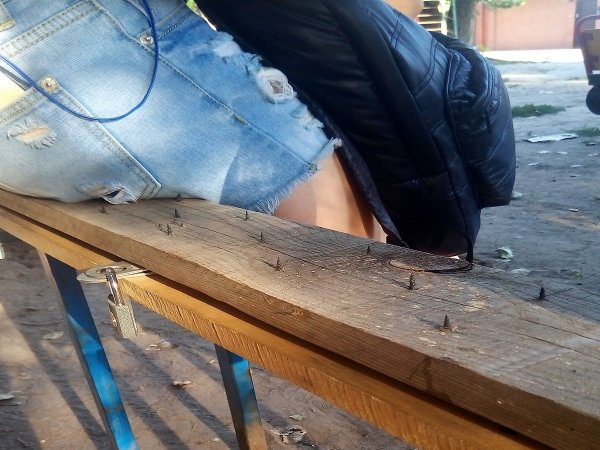 VIP-бабули крышуют район: В Ростове обнаружили лавочку для йогов