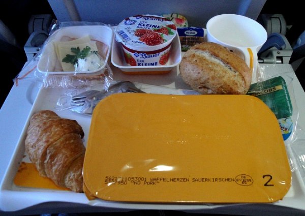 «Бутерброды, а не шоколад»: Эксперты рассказали о предпочтениях авиапассажиров в полете