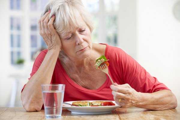 Риск здоровью: ученые не рекомендуют женщинам после 60 сидеть на диете