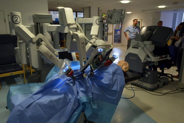 Московские врачи прооперировали рак при помощи робота Da Vinci