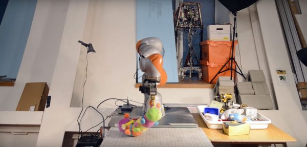 Ученые создали различающего предметы робота