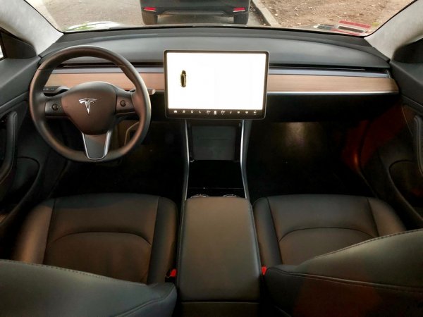 Tesla Model 3 назван самым безопасным автомобилем