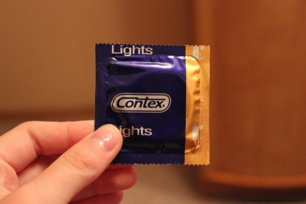 Выяснилась неожиданная польза хранения презервативов в сумке