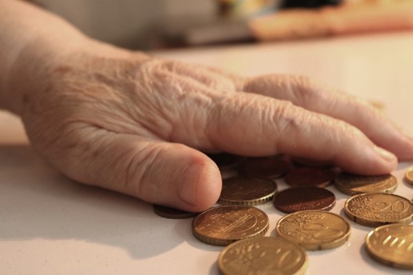В Новосибирске пожилая дама передала «подарок» министру из-за увеличения пенсии
