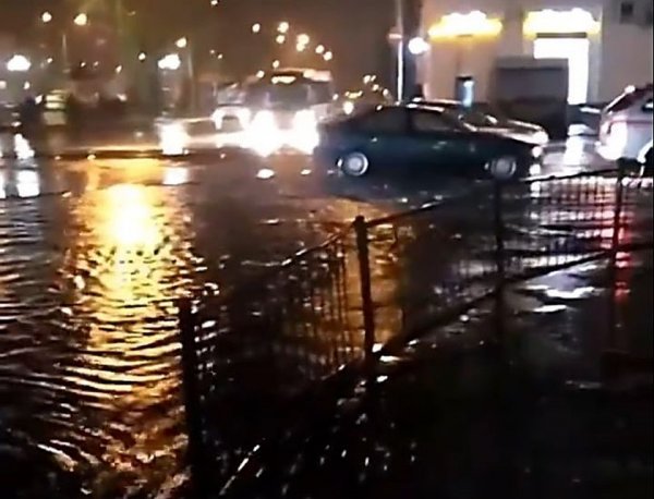 Центр Ростова снова ушел под воду после ливня