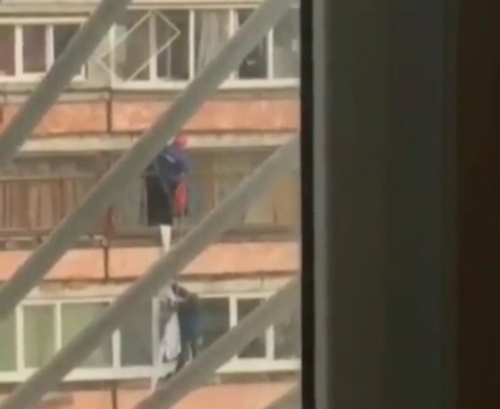 В центре города тюменец спускался с шестого этажа по простыням