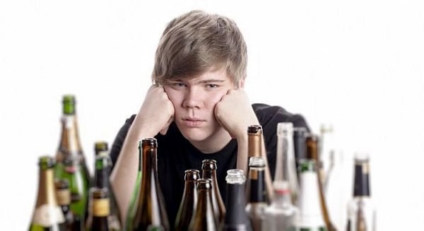 Родители, позволяющие детям пить дома, провоцируют у них алкоголизм