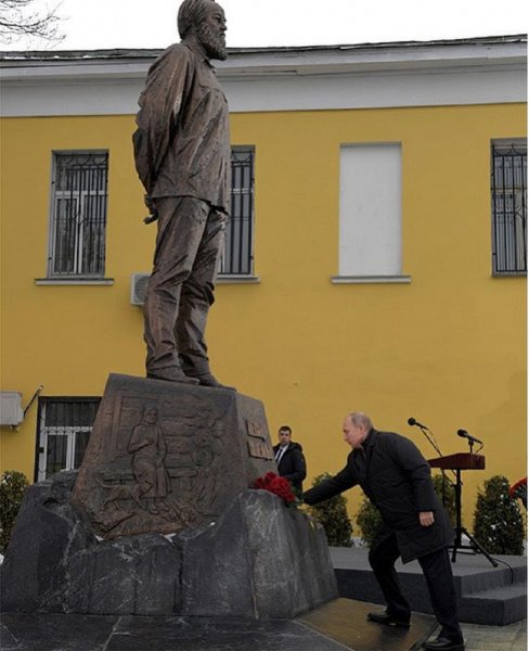 Путин посетил церемонию открытия памятника Солженицына в Москве