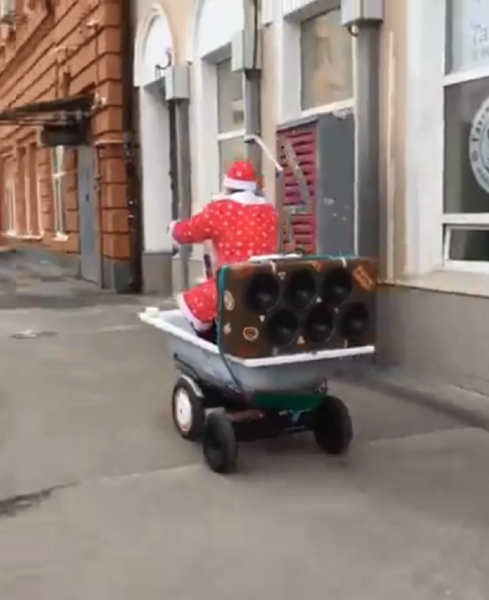 Дед Мороз прокатился по Ростову на самоходной ванной