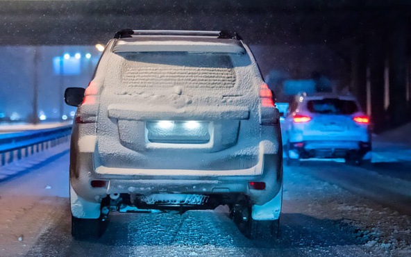 Тюменец залепил номера машины снегом, чтобы избежать штрафов за нарушения ПДД