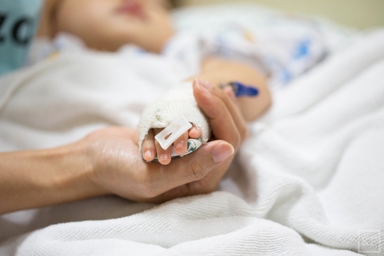 Тюменские хирурги спасли новорожденную девочку весом 900 граммов от страшной болезни