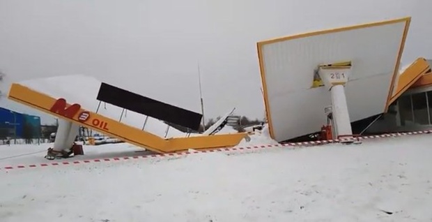 Под тяжестью снега рухнула крыша заправочной станции – видео