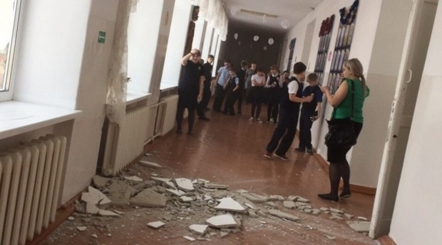 В Тюменской области прокуратура займется школой, в коридоре которой рухнула штукатурка