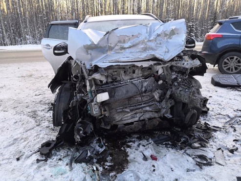 ДТП на трассе Тюмень - Ханты-Мансийск: 1 погибший, 6 пострадавших - фото с места аварии
