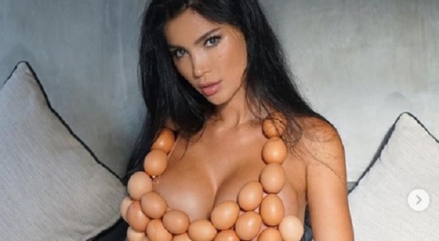 Российская модель показалась в купальнике их яиц