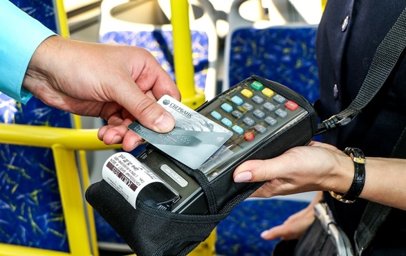 Теперь тюменцы одной банковской картой могут оплатить проезд в автобусе за себя и за друга