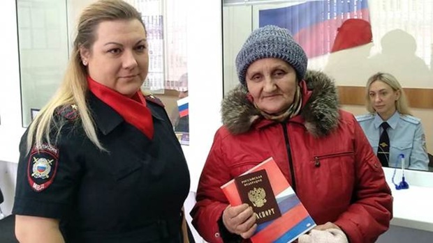 Спустя 27 лет после распада СССР жительница Омска впервые получила российский паспорт