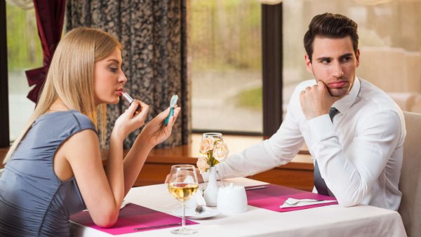 Зовите бармена: Рестораторы придумали способ борьбы с девушками-«разводилами»
