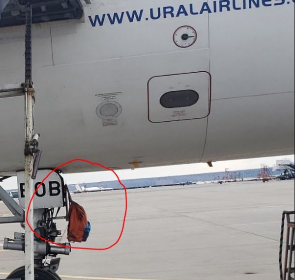 «Так можно вообще?»: Неосторожное обслуживание шасси самолёта «Уральских авиалиний» вызвало страх пользователей Сети