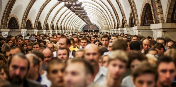 Метро Москвы не справляется: Пассажиры вынуждены стоять у входа в подземку на Семёновской
