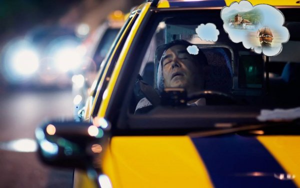 «Почти вылетел на обочину»: Полуспящий водитель «Яндекс.Такси» заставил пассажира в ужасе покинуть авто
